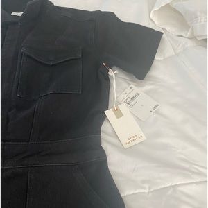 Good American jumpsuit size (3)

97% cotton, 2% elastomultiester, 1% elastane